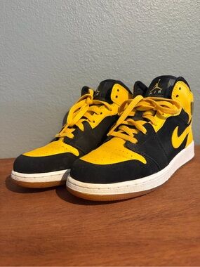 Jordan Kids' 6y Mid-Top Sneakers in Black/Yellow 2006